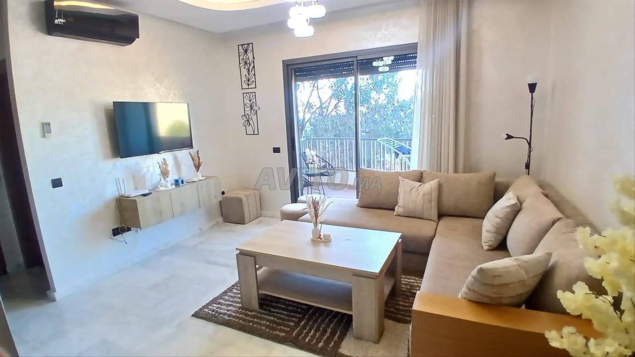 Lichtrijke studio met zeezicht