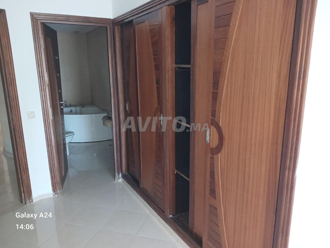 Apartment with Two Facades Near Av des Far