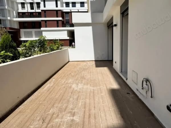 Se alquila estudio con terraza en CFC
