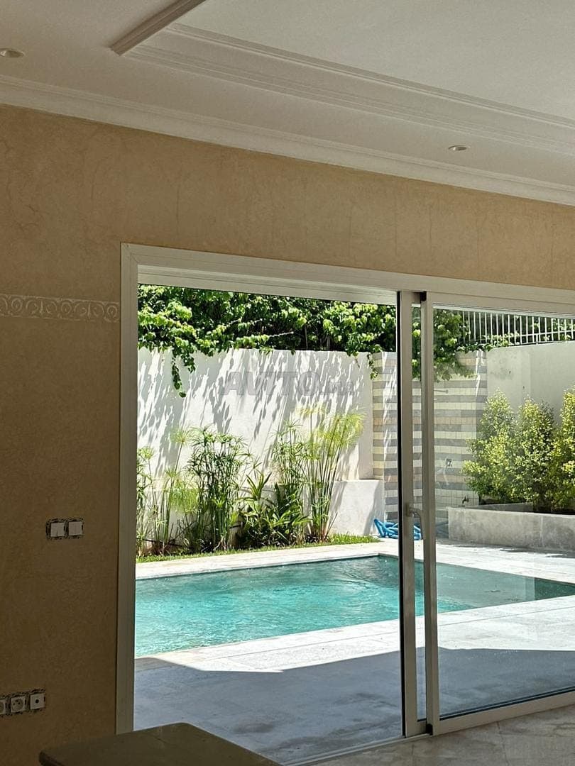 Villa moderne avec piscine à louer à Hay Riad