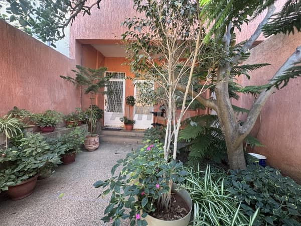 Small villa for sale / apartment for rent and store