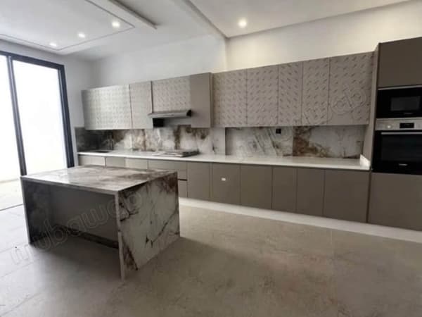 Somptueuse maison à vendre à Dar Bouazza. Surface totale 330 m². Piscine et service de…