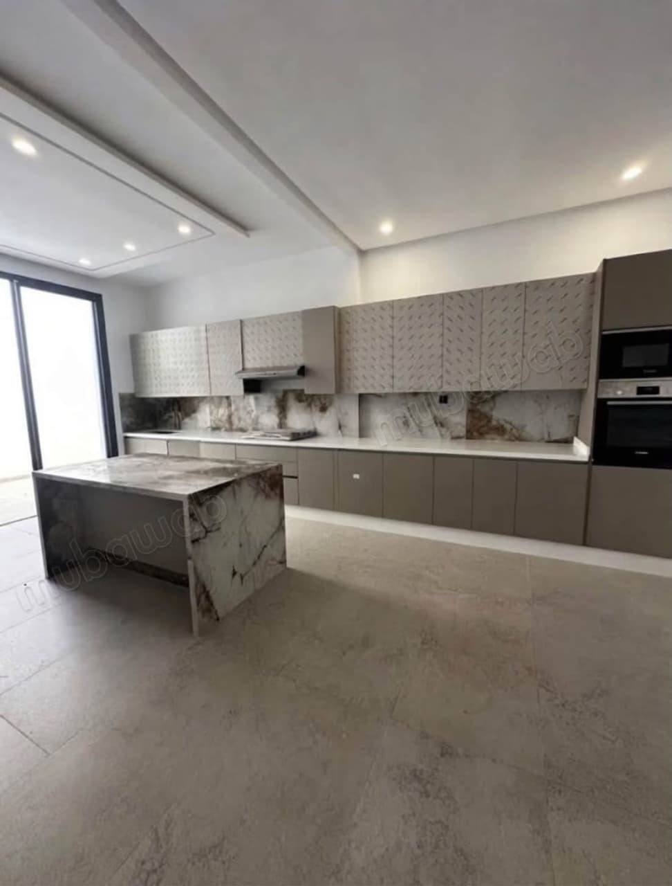 Somptueuse maison à vendre à Dar Bouazza. Surface totale 330 m². Piscine et service de…