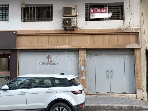 موقع ممتاز. محل تجاري مرتب وموقعه جيد للإيجار في بورغونيا الغرب...