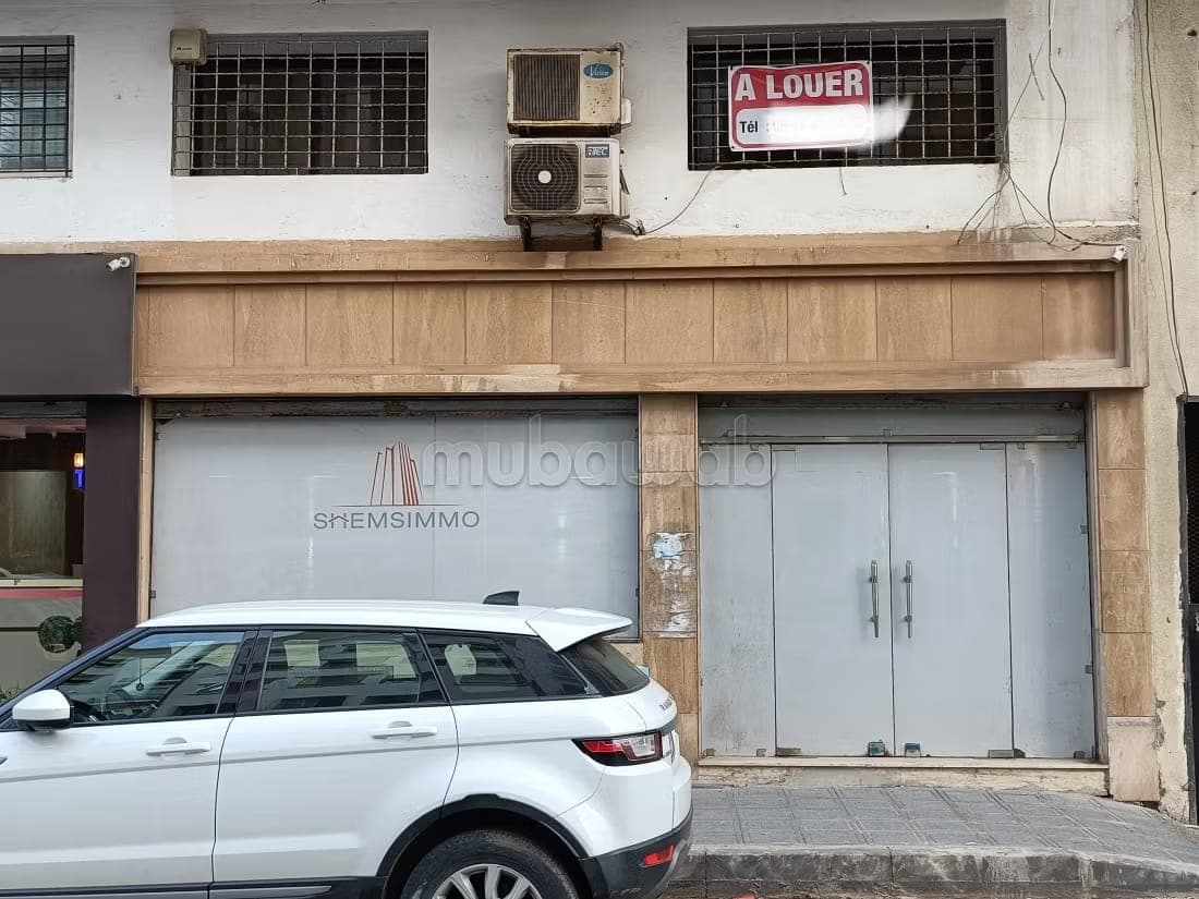 EXCELLENTE SITUATION. Local commercial aménagé et bien situé en location Bourgogne Ouest…