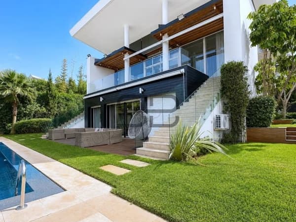 Luxury Villa in Ville Verte – 4 Bedrooms – Swimming Pool
