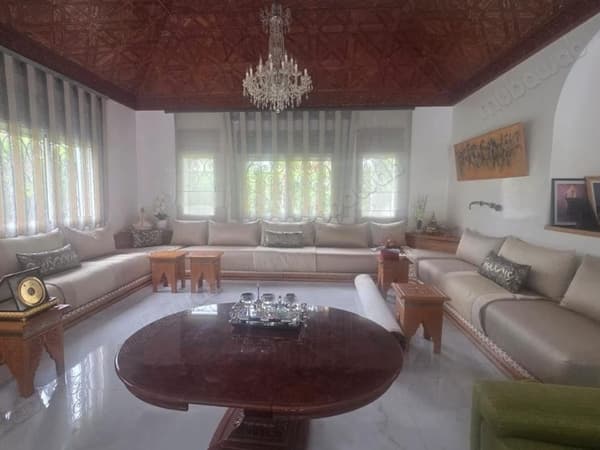 Prächtige Villa zum Verkauf in Rabat. Wohnfläche 450 m². Kamin und Klimaanlage