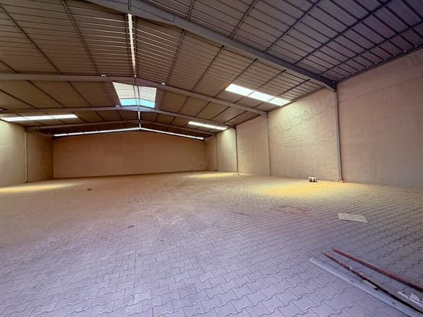 Naves de 700m² y 1000m² en Harbil