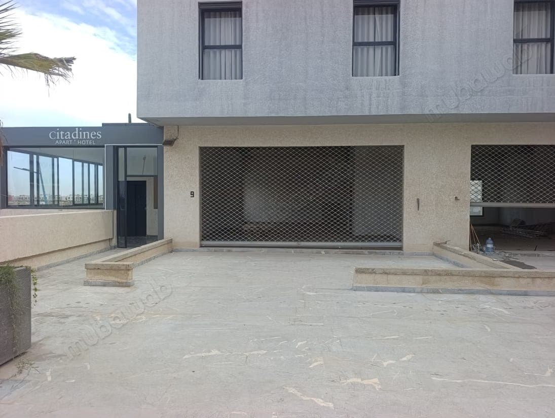 Commercieel pand te koop in Almaz. Oppervlakte van 122 m². Residentie met conciërge