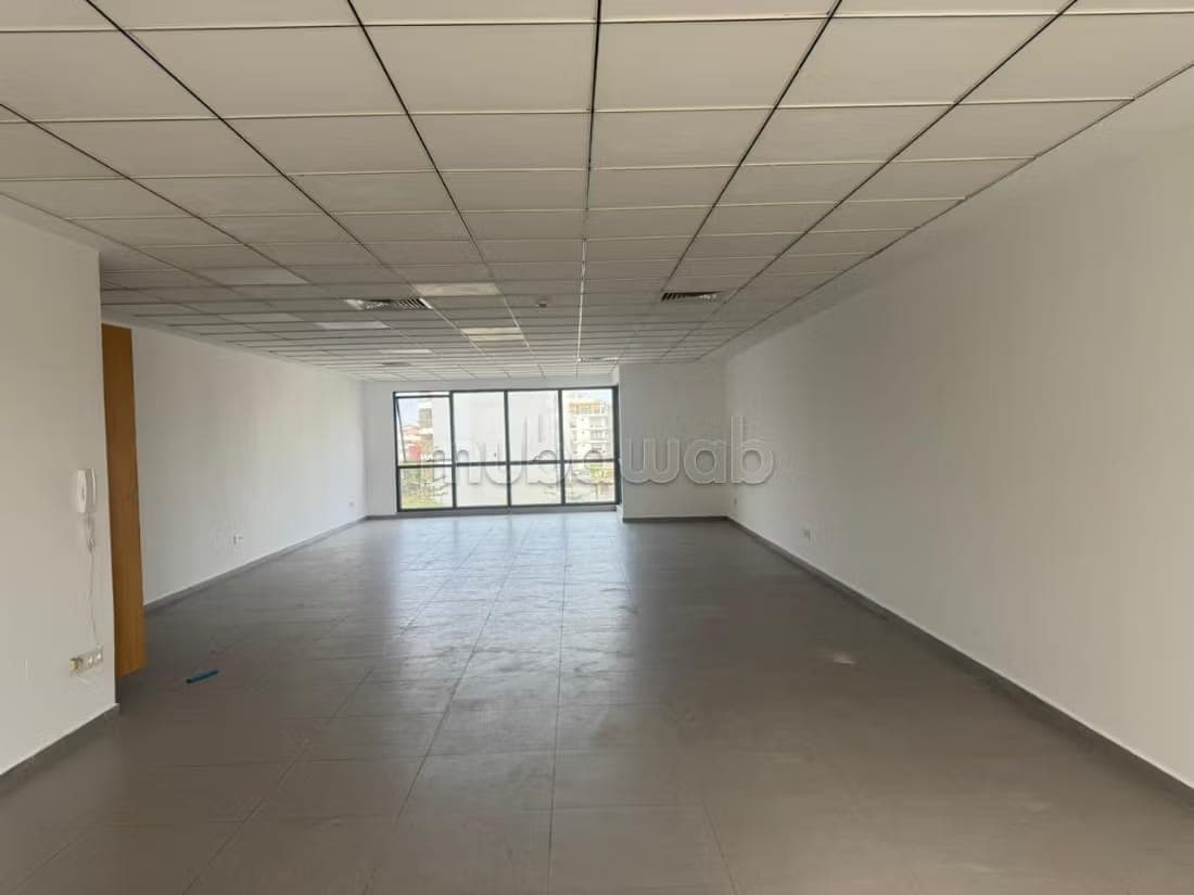 Office for rent in Oasis. Surface area 100 m². With garage and elevator