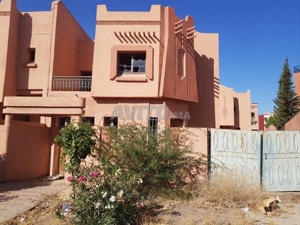 Villa semi-afgewerkt met 3 gevels van 352 m² - Tamensourt