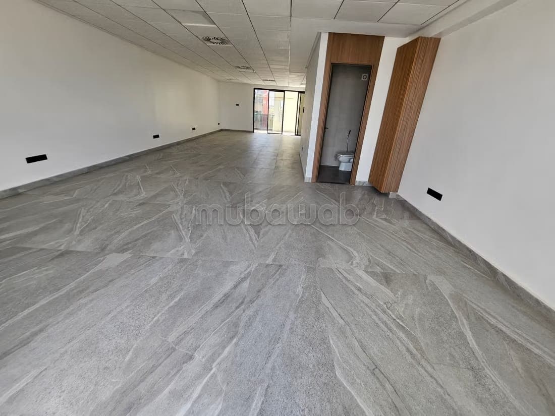 Offices for rent in Victoria. Area 86 m². Secure residence