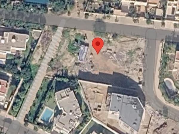 Terrain destiné à une villa avec trois façades