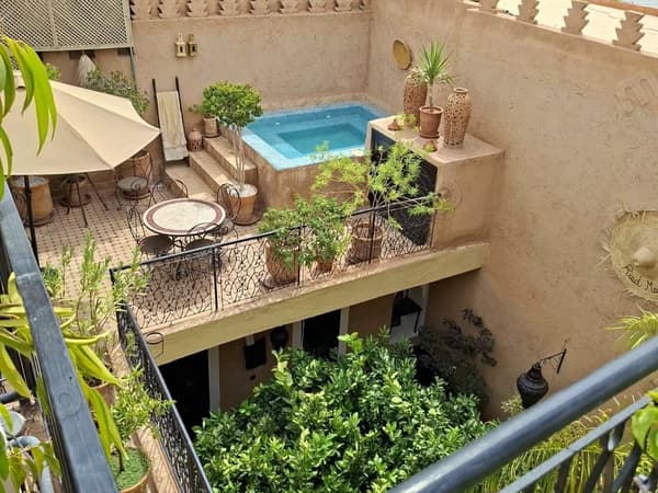 دار زيتون، على مفترق طرق مدينة مراكش. دار استثنائية بـ 9 أجنحة – سند...