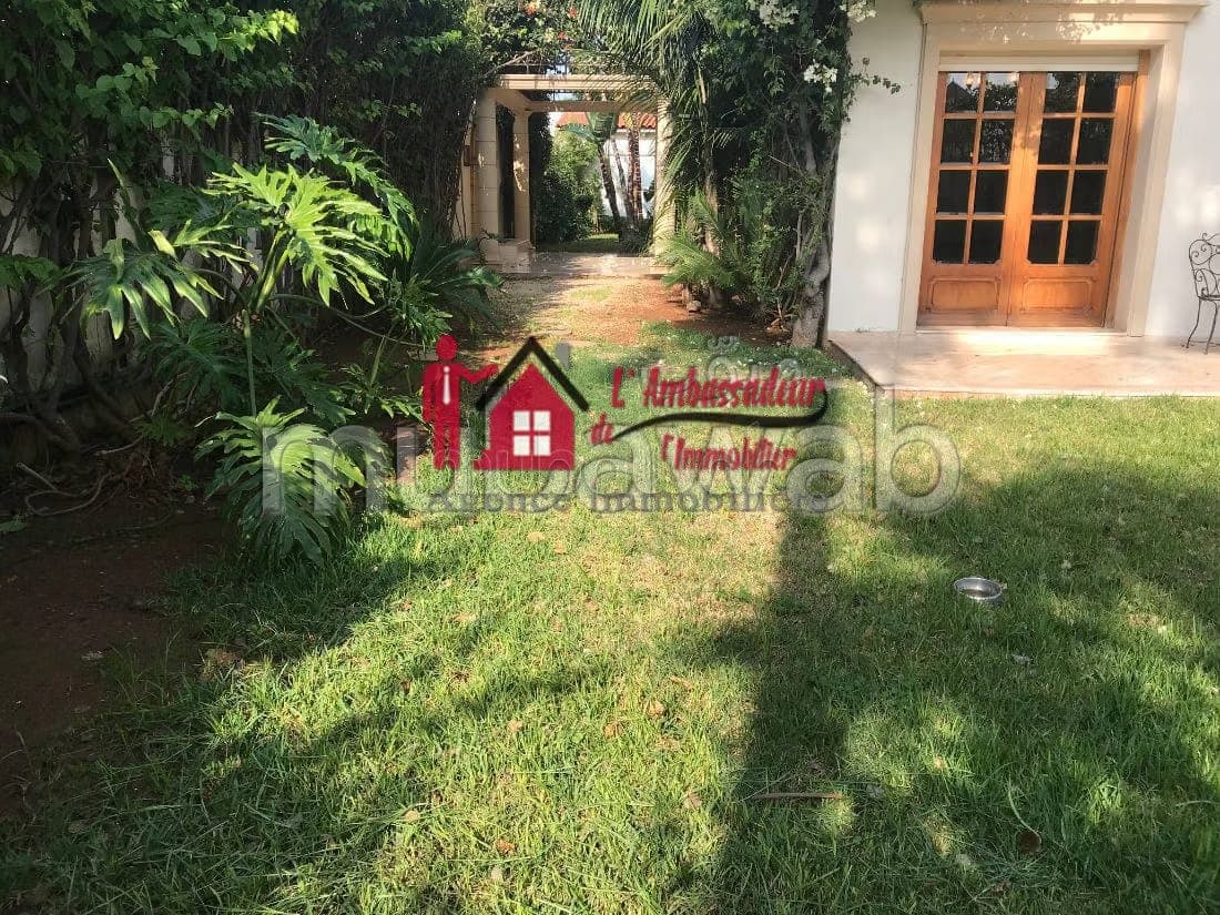 Villa 900 m2 Authentic in Longchamps