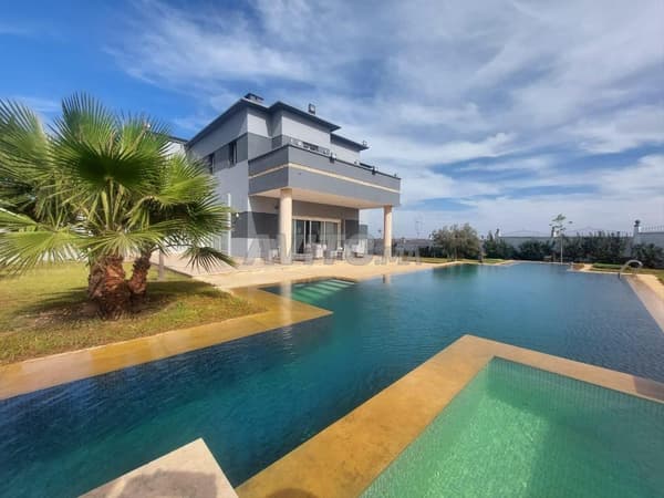 Villa de 16500 m² avec villa de 750 m² 4 chambres