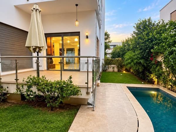 Villa moderne à louer avec piscine