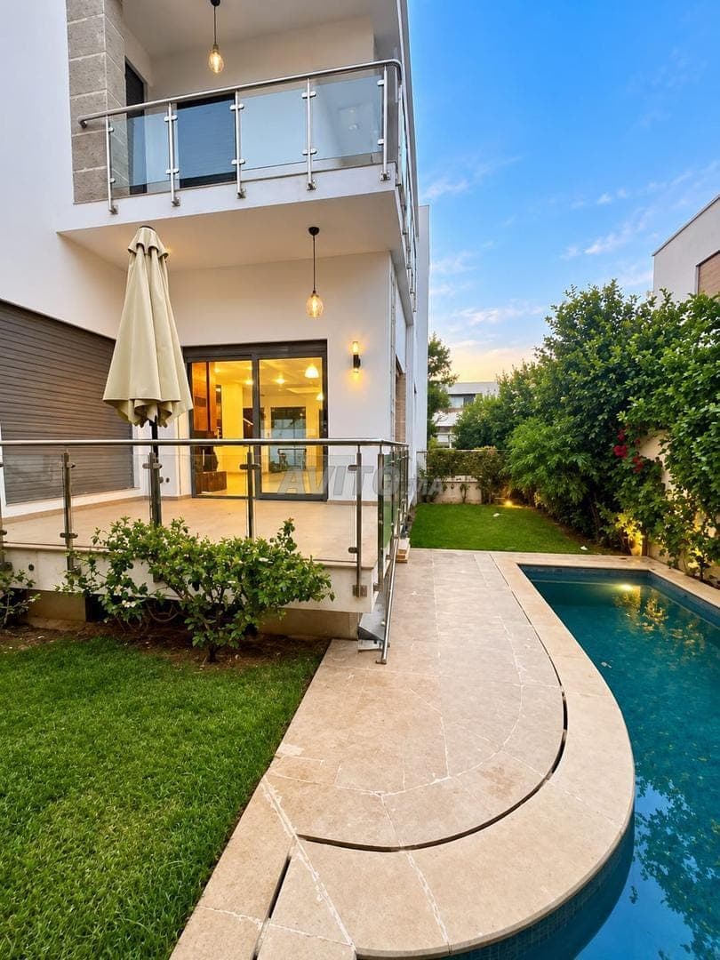 Villa moderne à louer avec piscine