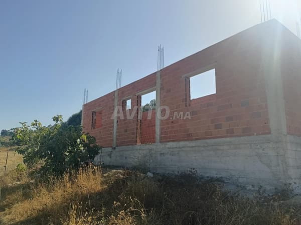 Terreno titolato di 509 m² con casa autorizzata e legale incompiuta