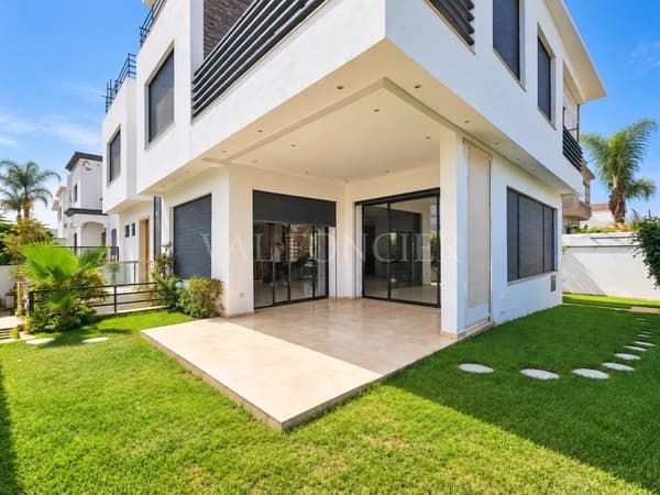 Vente Villa d'angle moderne 4 chambres avec piscine intérieure à Dar Bouazza
