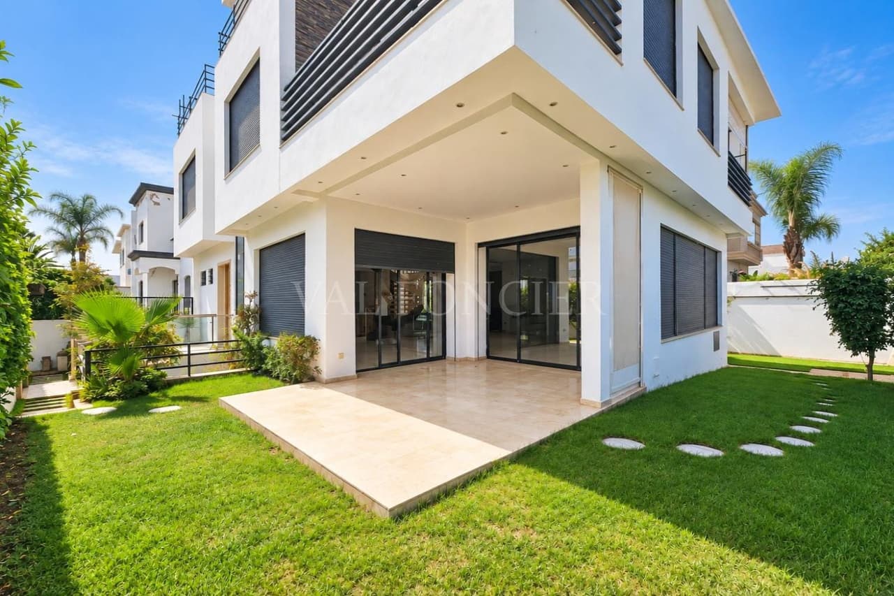 Vente Villa d'angle moderne 4 chambres avec piscine intérieure à Dar Bouazza
