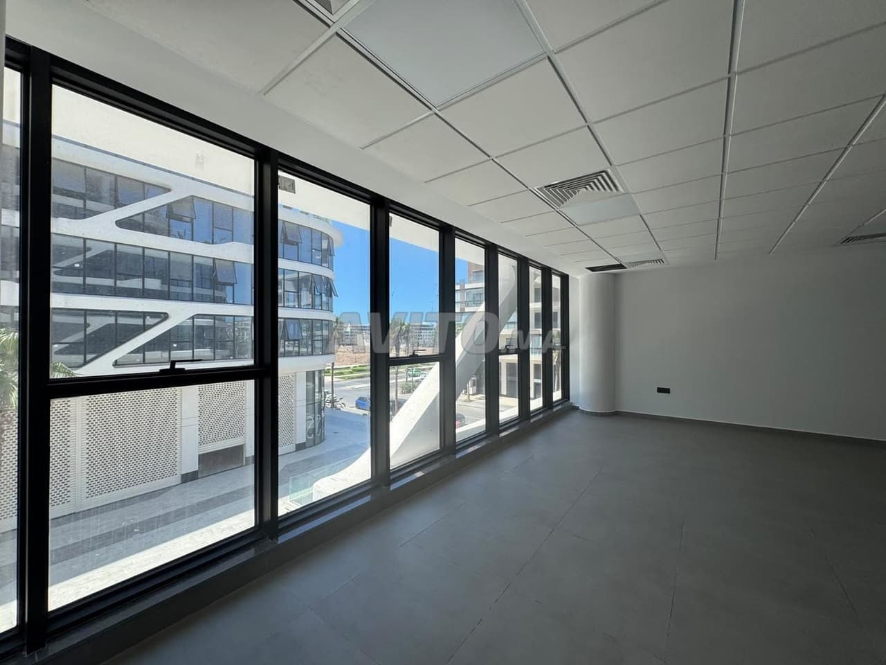 Bureau à louer neuf open space 82 m²