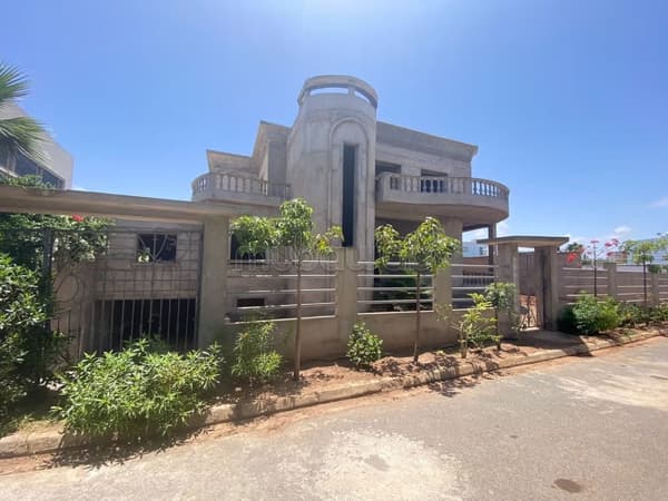 Splendide villa semi finie à vendre à Dar Bouazza. Superficie 927 m². Belle terrasse et…