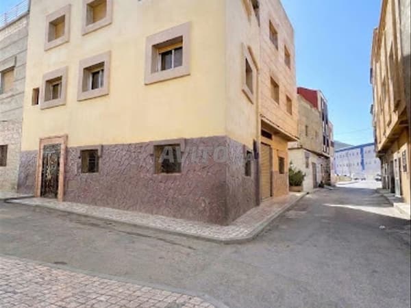 Casa in vendita, posizione strategica, due facciate