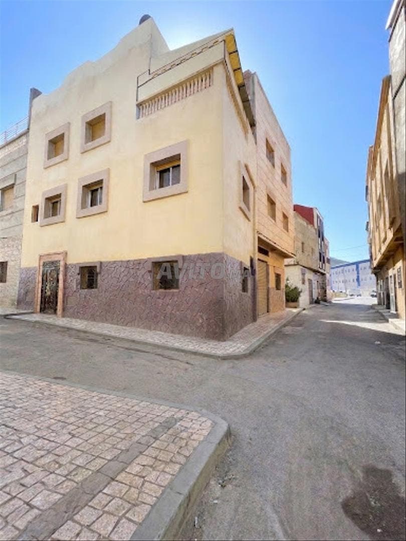 Casa in vendita, posizione strategica, due facciate