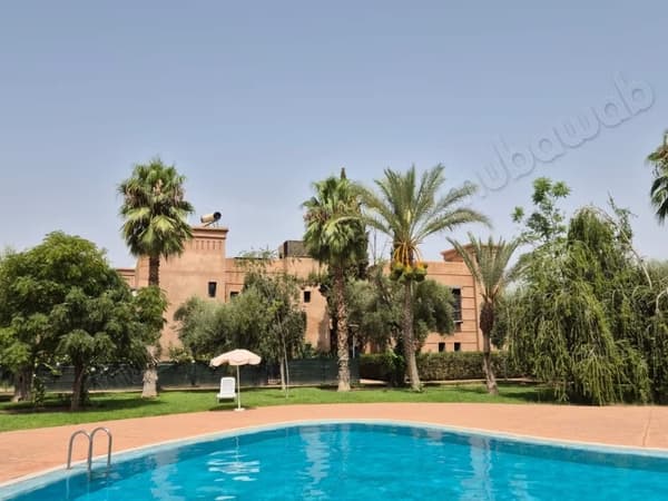 Dans magnifique résidence gardée avec piscine, superbe villa de style Riad, beaucoup de…