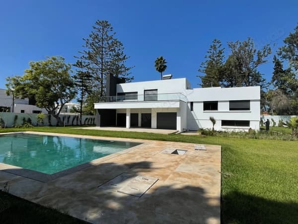 Maison de luxe à louer à Quartier Des Ambassades. 3 pièces. Jardin et garage