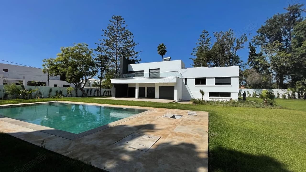 Maison de luxe à louer à Quartier Des Ambassades. 3 pièces. Jardin et garage