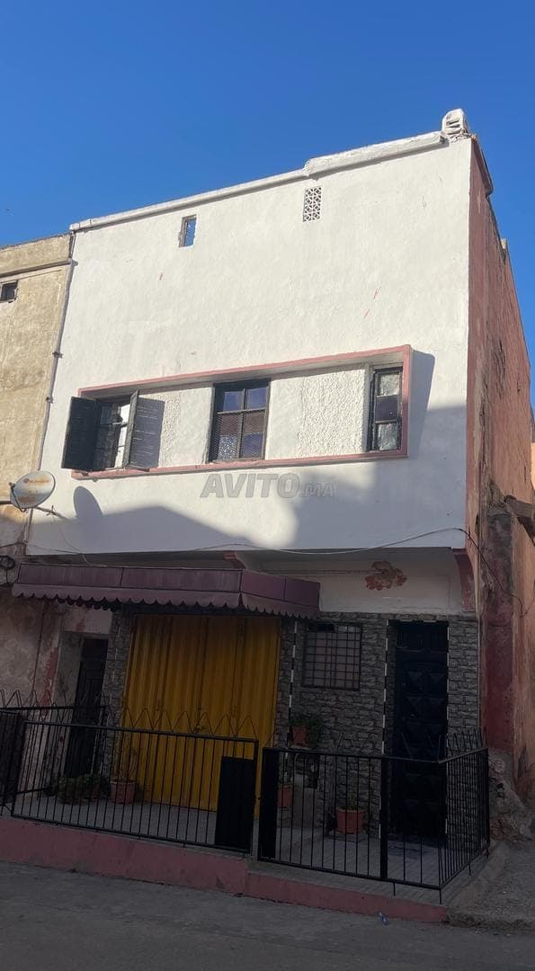 فرصة نادرة : منزل للبيع مع محل تجاري جاهز للاستخدام