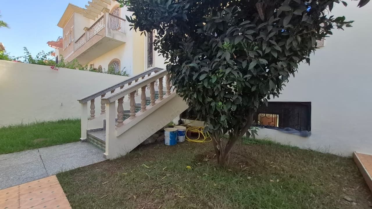 للبيع 3 فيلات للسكن بحي الواحة