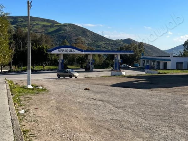 Terrain à vendre avec licence de station service et restaurant nécessitant des…