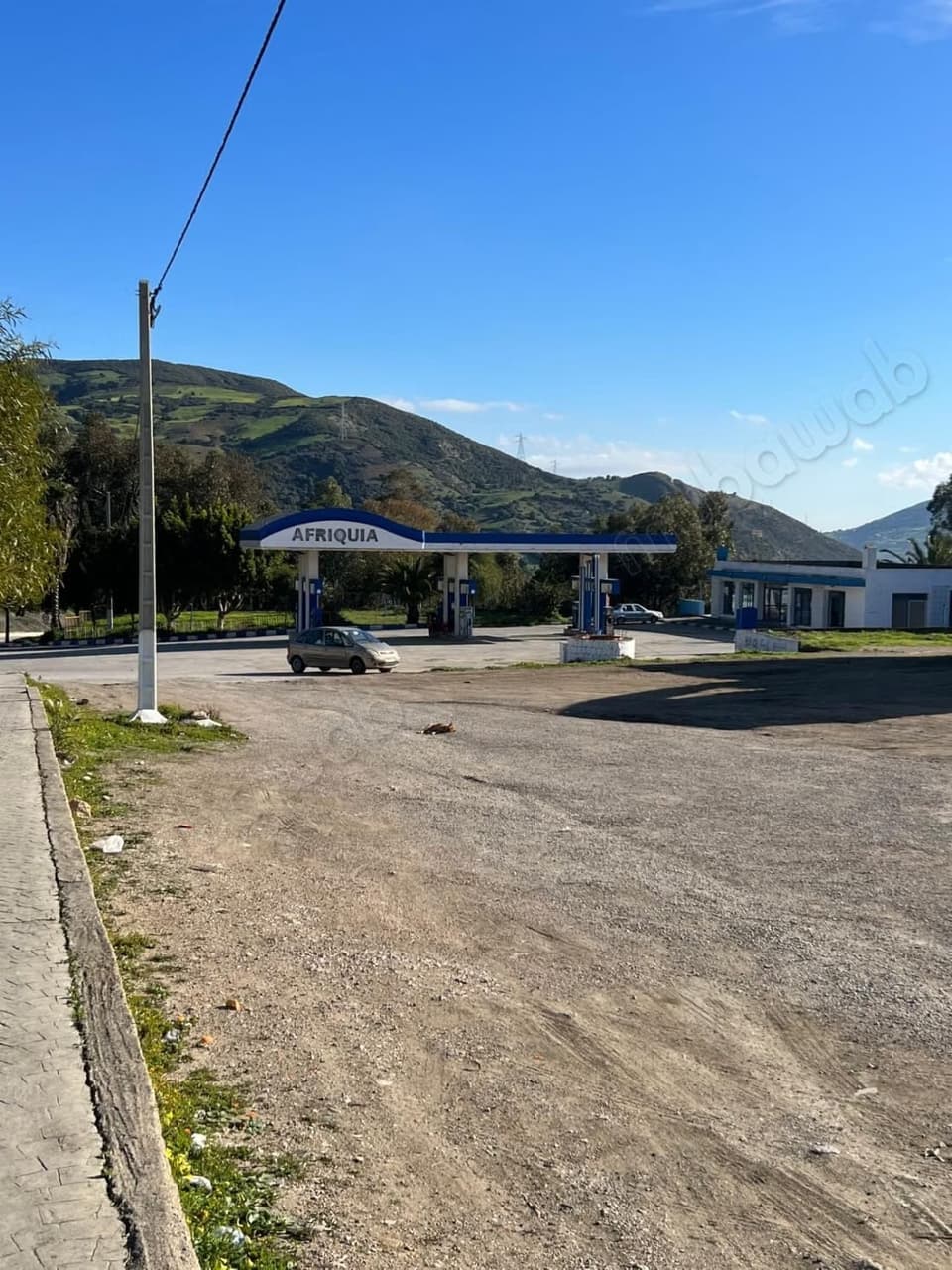 Terrain à vendre avec licence de station service et restaurant nécessitant des…