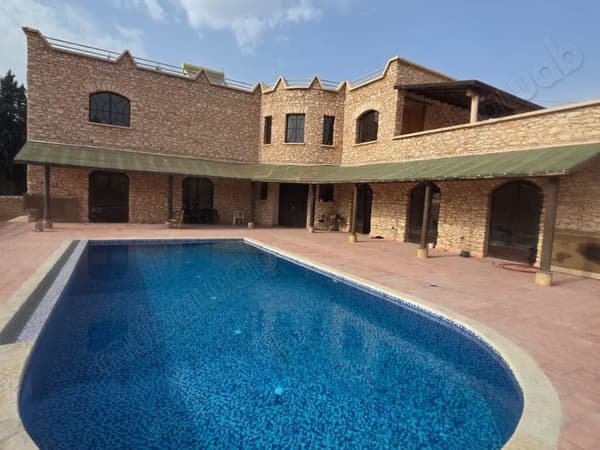 فيلا 5 غرف نوم مع حمام سباحة بآيت ياسين