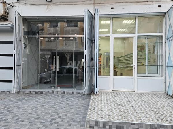 Local commercial à louer avec pas de porte saroute