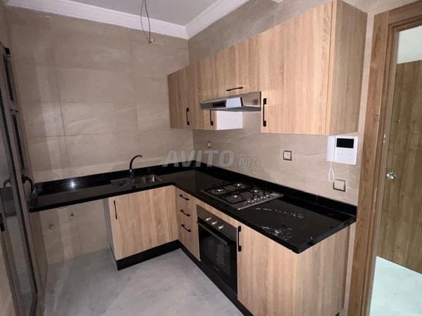 Appartement neuf vide à louer Ryad salam