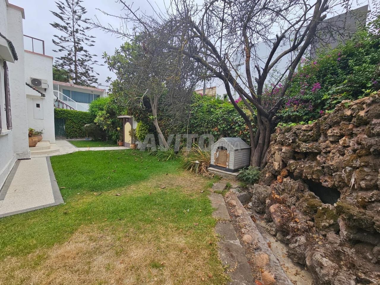 Magnifica villa d'angolo/commerciale su avenue M.VI