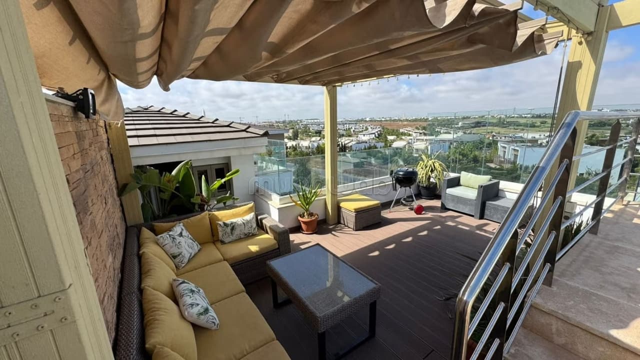 Prachtig appartement ONGEMEUBILEERD met zwembad