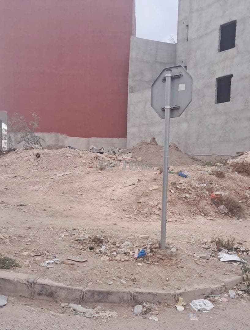 Ein geräumiges Grundstück von 150 m² mit zwei Fronten
