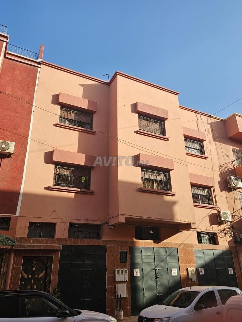 Maison de 260 m² avec magasins et 04 appartements
