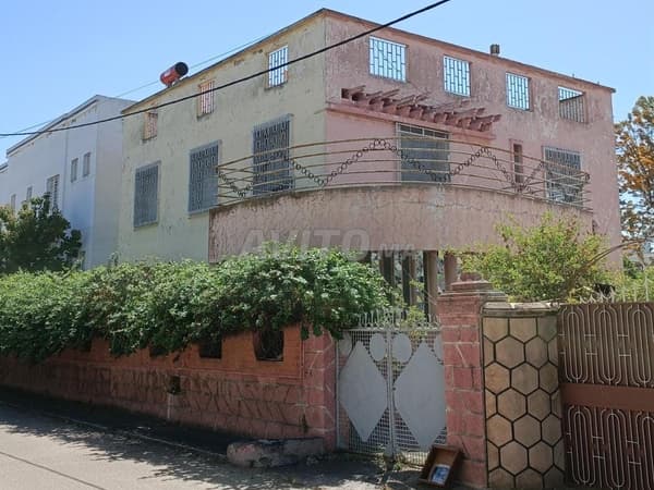 Villa plot with 3 sunny frontages in an upscale neighbourhood