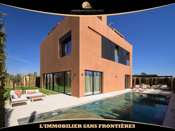 Villa in gated residence for sale in Chrifia (Route de Tahanaout), 500 m², Marrakech