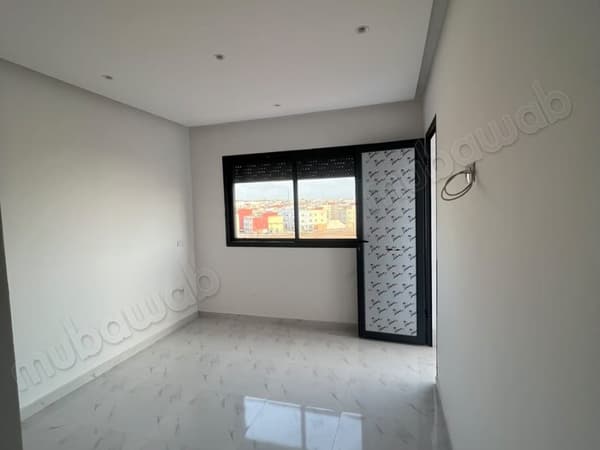 Wohnung zu vermieten in Riad Oulad Mtaa. 4 komfortable Zimmer. Mit Aufzug und Terrasse