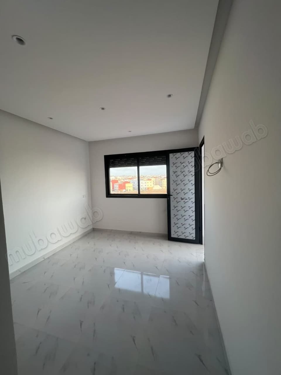 Apartamento en alquiler en Riad Oulad Mtaa. 4 habitaciones cómodas. Con ascensor y terraza