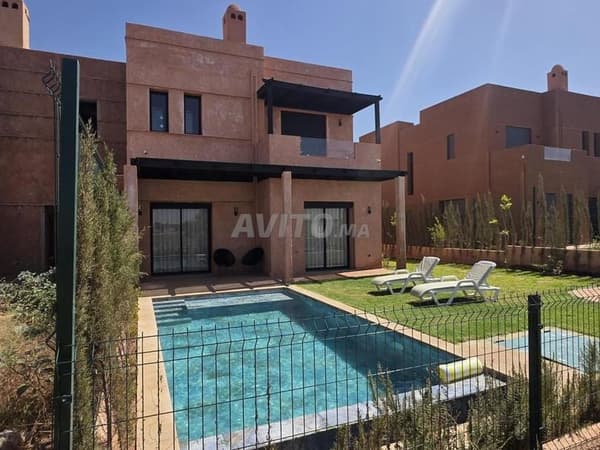 Maison 4 chambres 234m2 habitable avec piscine