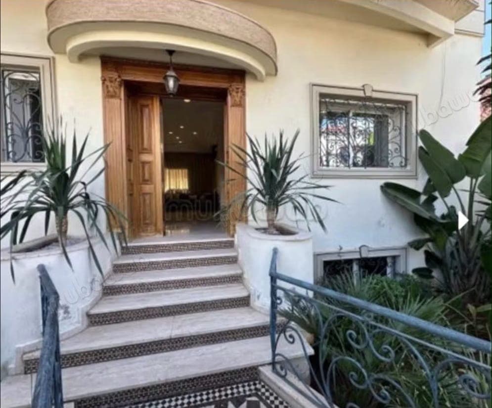 Prachtige villa te koop in Laymoune. Oppervlakte van 400 m². Airconditioning en open haard