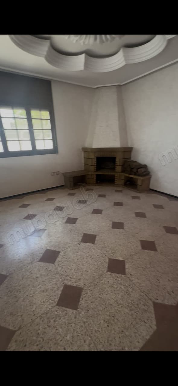 Magnifica villa in vendita a Bir Rami Est. 11 locali. Camino e portiere